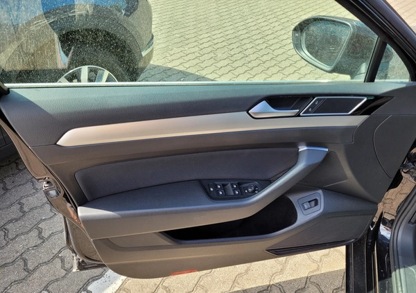 Volkswagen Passat cena 68500 przebieg: 162425, rok produkcji 2017 z Człuchów małe 56